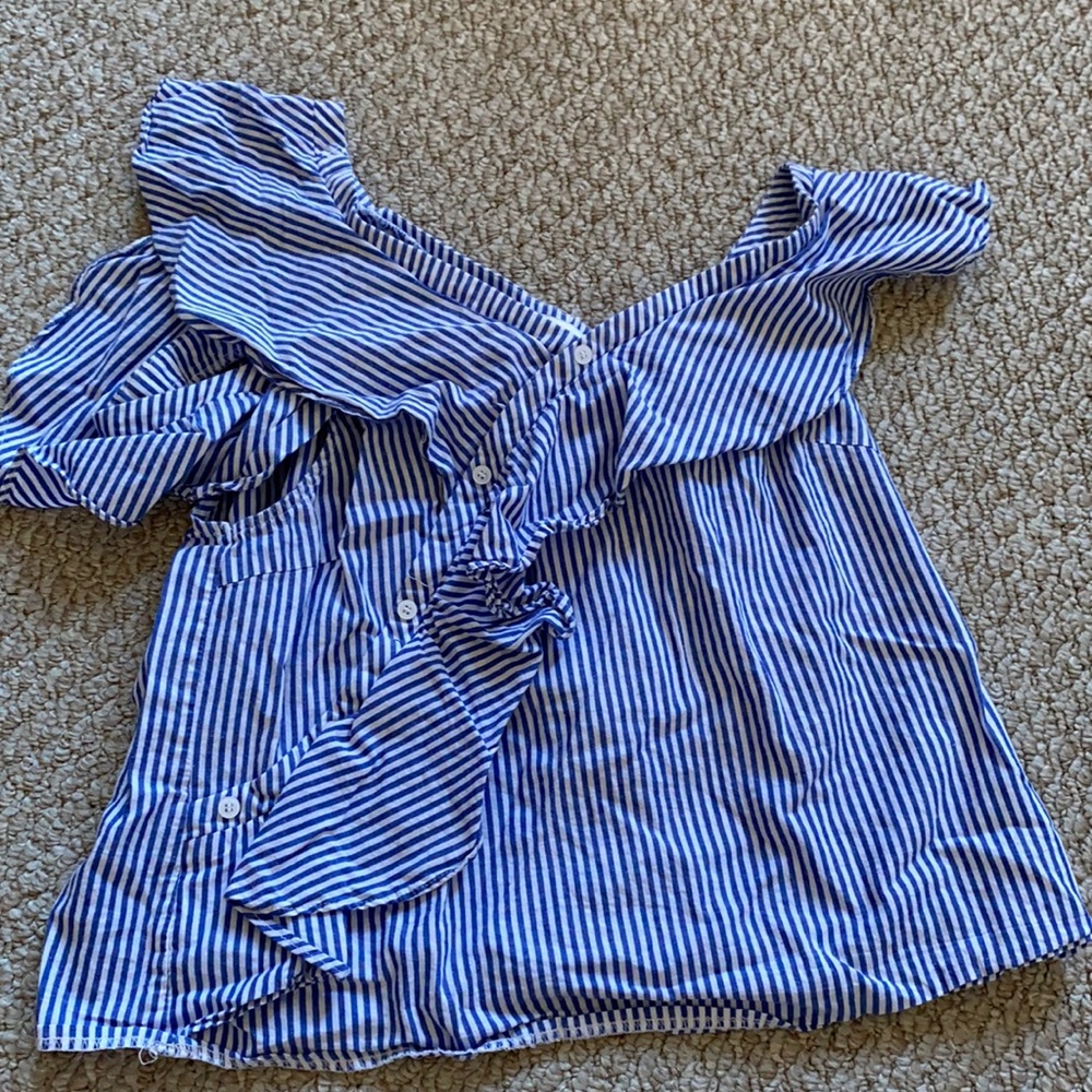 Cute blue top!